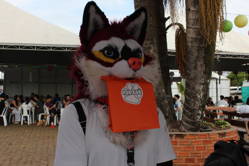 Rouxx brinca com um dos kits entregues aos participantes